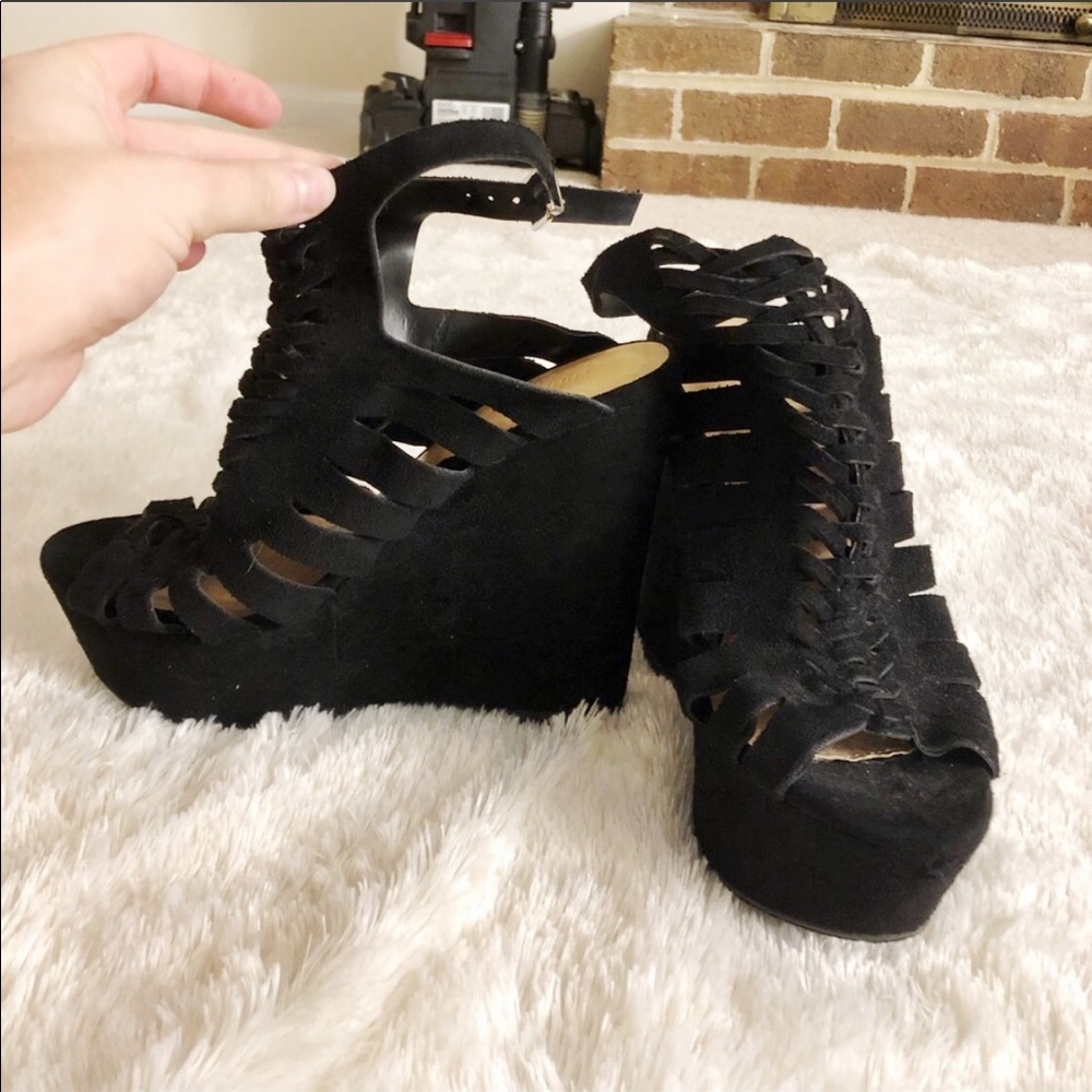 Black wedges